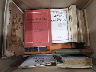 plusieurs livres superposés dans une boîte