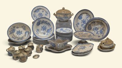 beaucoup d'assiettes et de bols bleus et blancs sur la table