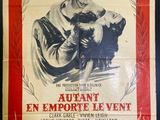 une vieille affiche de cinéma représentant un homme en train d'enlacer une femme