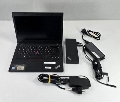 un ordinateur portable posé à côté d'un chargeur et d'un chargeur