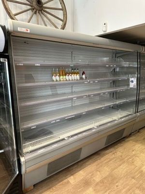 une vitrine vide dans un magasin, avec une roue accrochée au mur