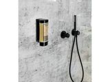 une photo d'une salle de bains avec une pomme de douche et une douchette