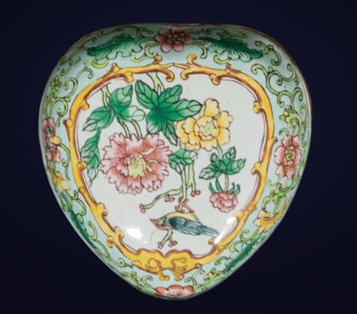 une image représentant un vase orné d'un oiseau et de fleurs