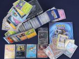 beaucoup de cartes pokemon sur la table