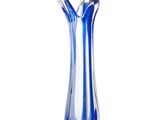 un vase en verre bleu avec un socle blanc sur fond blanc