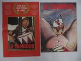 Affiche de cinéma française du film « Le Tambour », représentant un clown et un homme sur un bateau