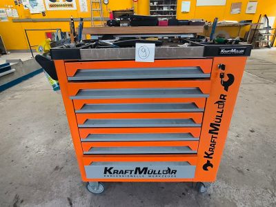 un gros plan d'une armoire à outils orange dans un entrepôt