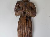 statue en bois d'une femme tenant un bébé dans ses bras
