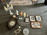 beaucoup d'objets posés sur le sol