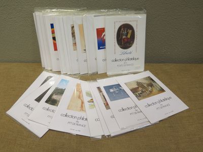 un grand nombre de livres posés sur une table