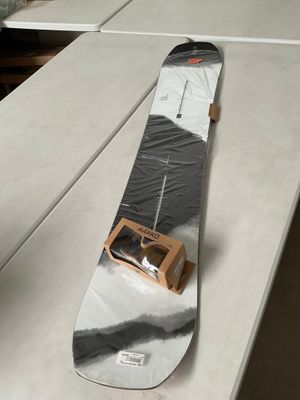 un snowboard posé sur une table