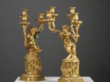 paire de chandeliers en bronze doré sur socle, sur fond gris
