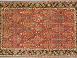 un tapis rouge et noir orné d'un motif floral