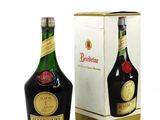 l'image d'une bouteille de vin à côté d'une boîte