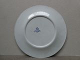 une assiette blanche ornée d'un motif bleu