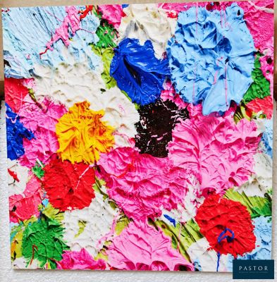 un gros plan sur une peinture représentant des fleurs colorées accrochée au mur