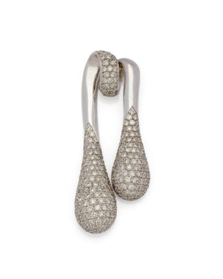 une paire de boucles d'oreilles en or blanc et diamants