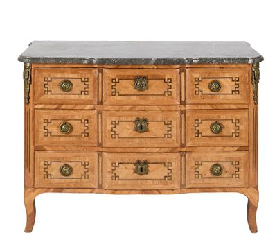 une commode ancienne avec dessus en marbre