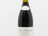 une bouteille de vin rouge posée sur une table