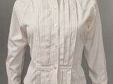 une chemise blanche à rayures roses pour femme, présentée sur un mannequin, un mannequin, un mannequin, un mannequin, un mannequin, un mannequin, un mannequin