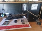 un bureau sur lequel se trouvent un clavier, une souris et un téléphone portable