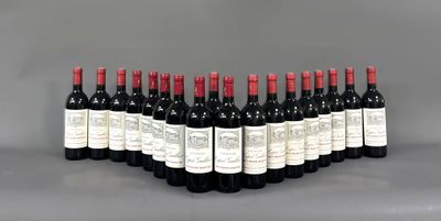 un groupe de bouteilles de vin posées sur une table