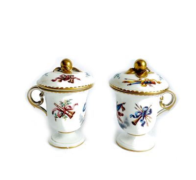deux tasses ornées de fleurs