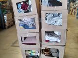 boîtes empilées les unes sur les autres sur une palette dans un entrepôt