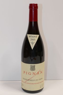 une bouteille de vin posée sur une table