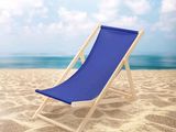 une chaise longue bleue posée sur le sable de la plage