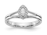 une bague de fiançailles en or blanc sertie d'un diamant central en forme de poire