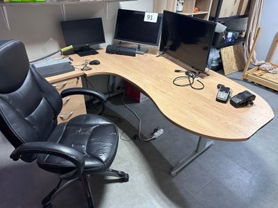 un bureau équipé de deux écrans et d'une chaise dans une pièce