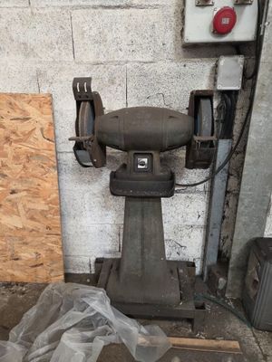 une machine posée sur une table dans une pièce