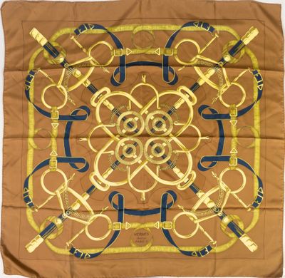 une écharpe marron et bleue ornée d'un motif doré