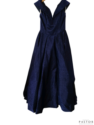 une photo d'une robe bleue suspendue à un cintre