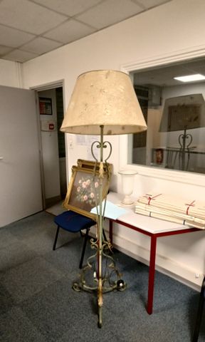 Lampadaire tripode en fer forgé à décor de feuilles. H 150 cm