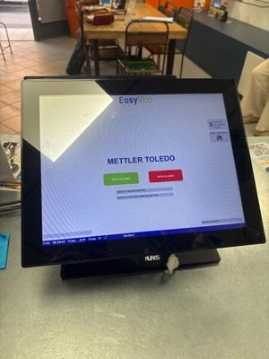une tablette posée sur une table dans un restaurant