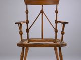 une image d'une chaise en bois sur fond blanc