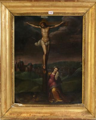 une peinture à l'huile représentant Jésus sur la croix, avec une femme agenouillée à ses côtés