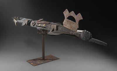 une photo d'une sculpture représentant un pistolet posé sur un socle