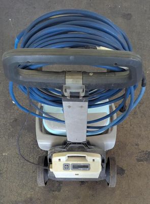 un gros plan d'une machine avec un tuyau fixé sur le côté