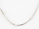 Collier en argent sterling orné de perles et de diamants sur fond blanc