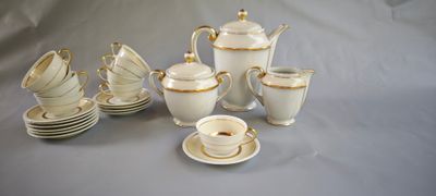 beaucoup de tasses et de soucoupes sur la table