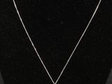 un collier en argent avec un pendentif en forme d'étoile sur un mannequin noir