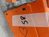 une enseigne fixée sur le mur d'un immeuble, sur laquelle est collé un autocollant