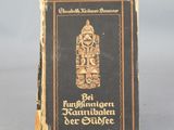 un petit livre sur lequel figure l'image d'un totem