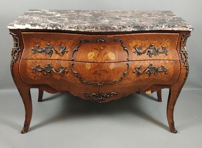 Commode sauteuse, en placage de marqueterie à décor géométri…