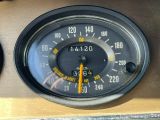 un gros plan du compteur de vitesse situé sur le tableau de bord d'une voiture