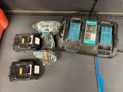 trois outils posés sur une table
