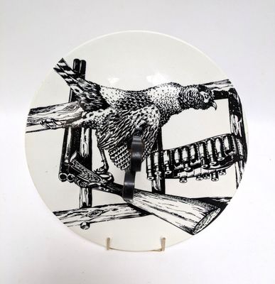 une assiette en noir et blanc sur laquelle est représenté un oiseau
